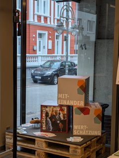 2025_06_10_Schaufenster_innen